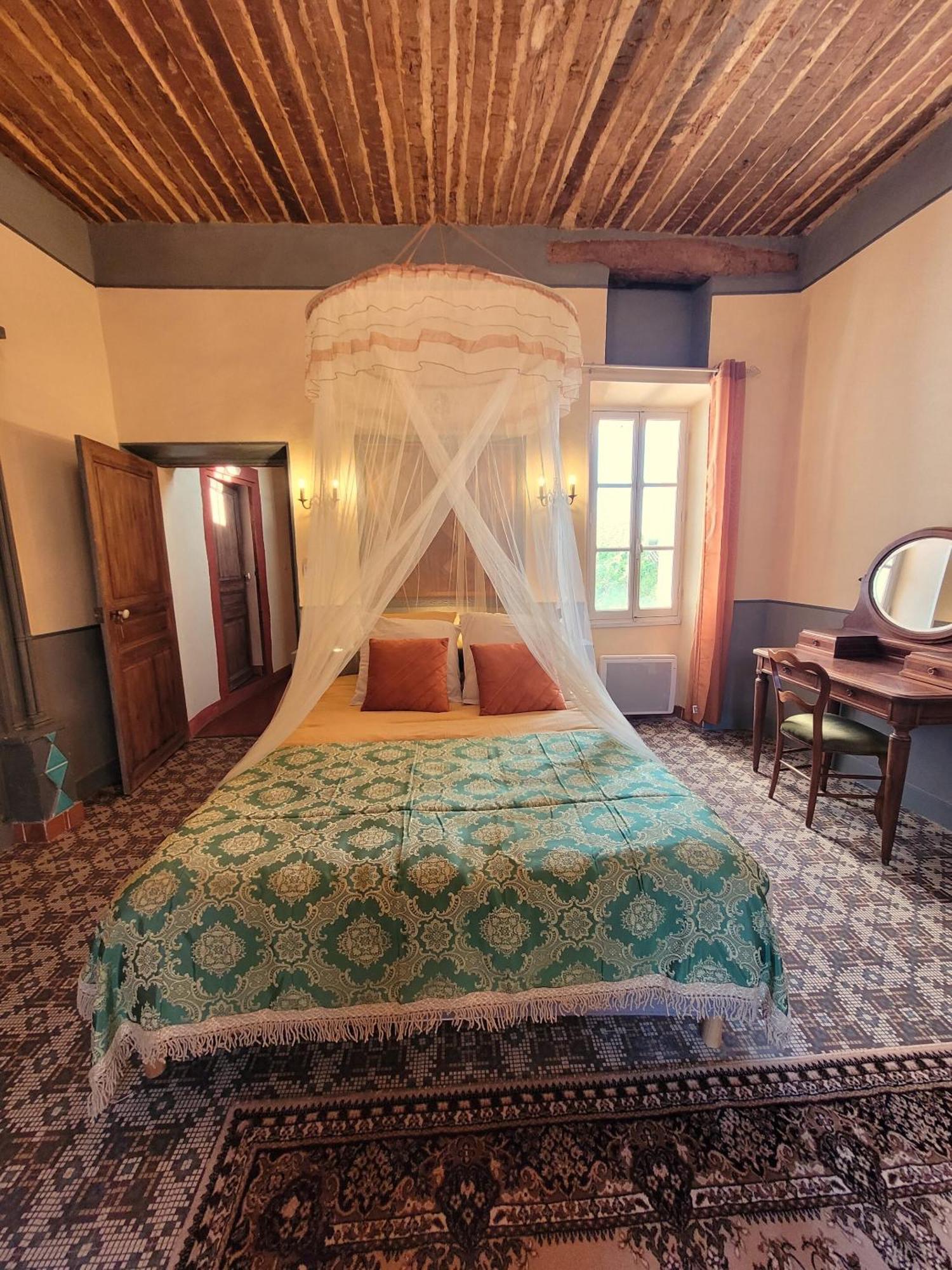 Au Puits De La Fontaine Otel Tavernes Oda fotoğraf