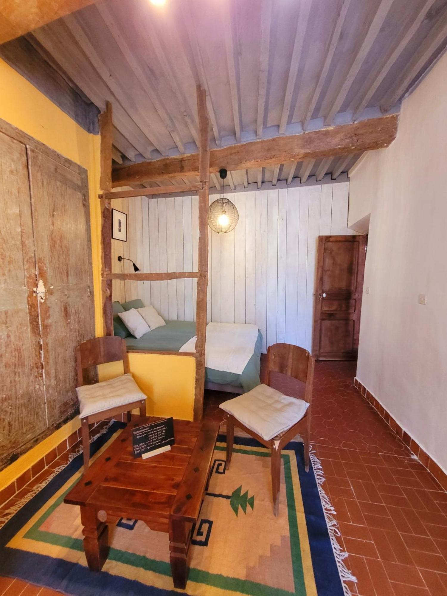 Au Puits De La Fontaine Otel Tavernes Oda fotoğraf